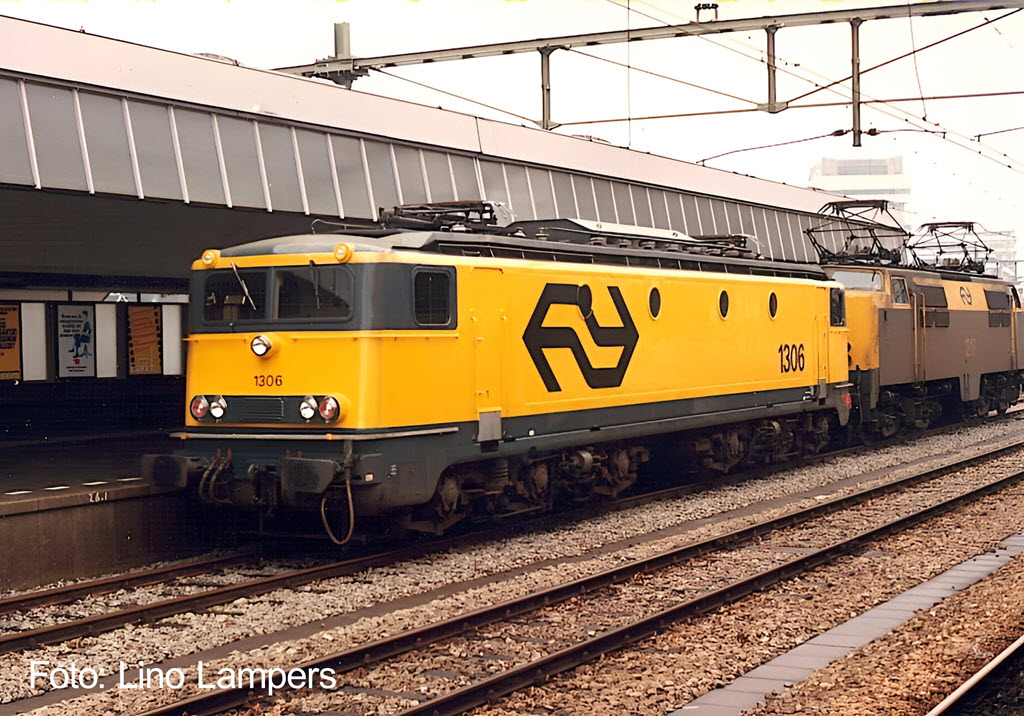 Voorbeeld van de NS 1306 in gele uitvoering met groot NS-embleem.